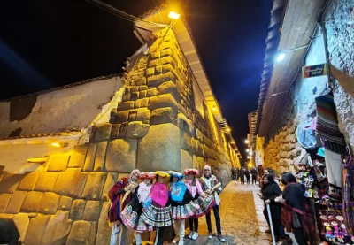 La Piedra de los 12 Ángulos: Símbolo de la Maestría Inca en Piedra